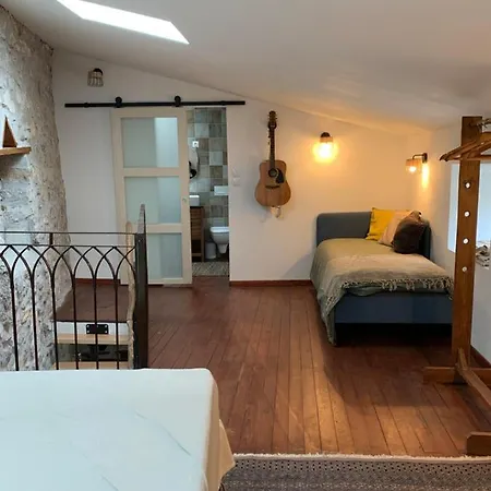 Charming Typical Stone House With Modern Amenities بيت للعطل Chauzon
