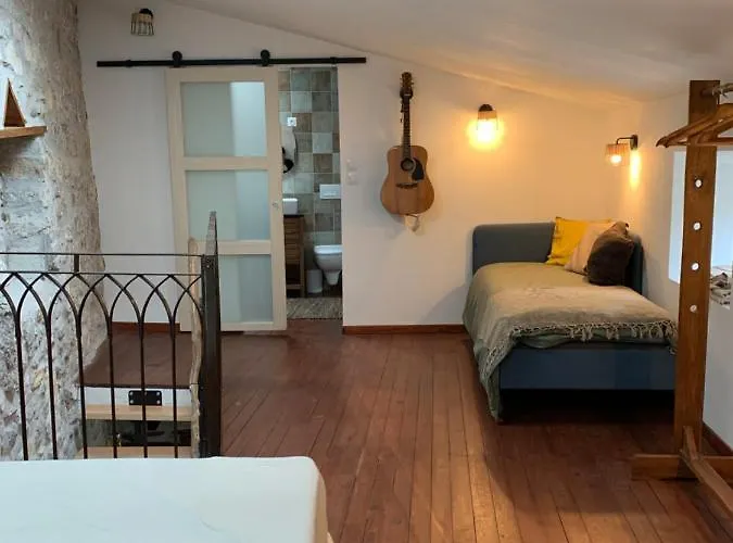 Charming Typical Stone House With Modern Amenities Сasa de vacaciones Chauzon